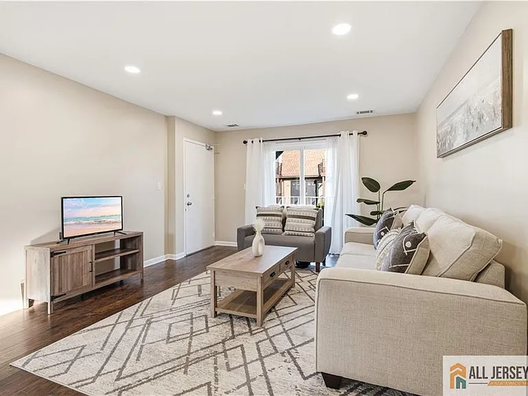 609 N Oaks Blvd — Photo 3