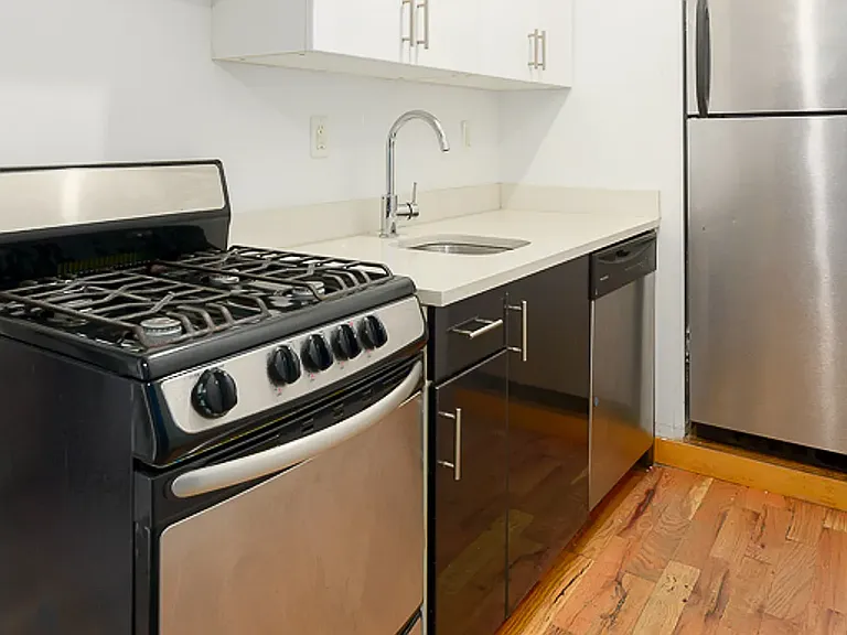 190 Schaefer St #4B — Photo 3