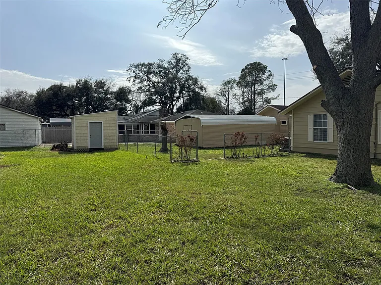5702 Pine Ave — Photo 4