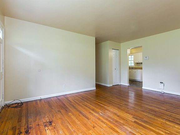 5th image of 403 College Park Dr