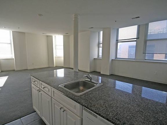 4th image of 1011 Chestnut St Unit 702E