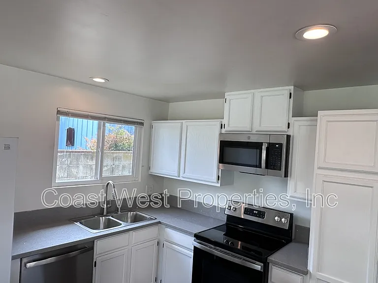 4062 Conrad Ave — Photo 8