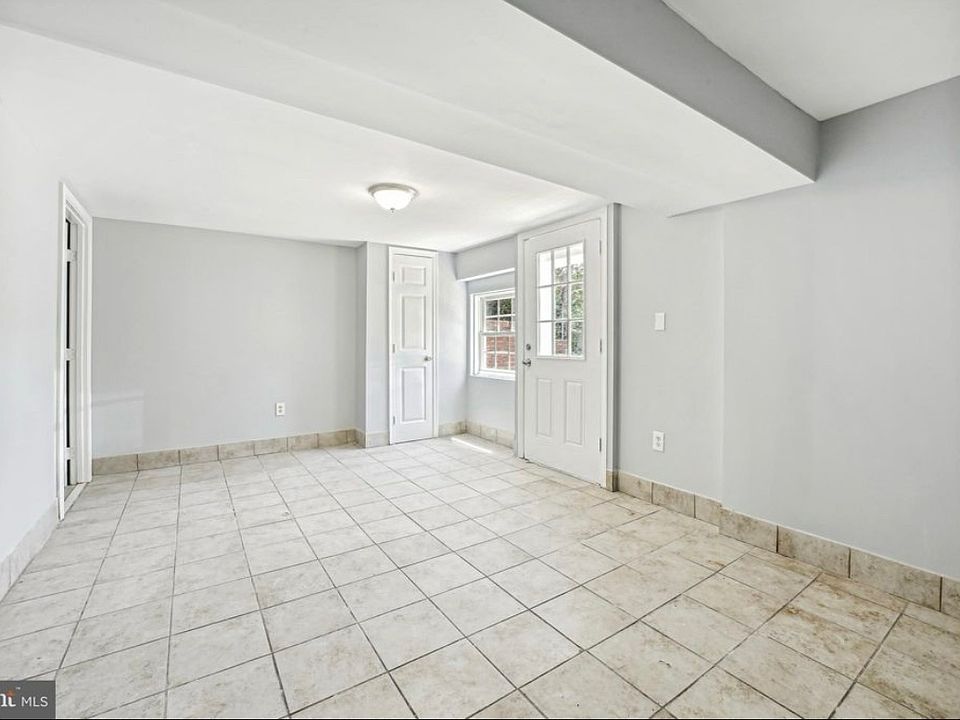 Nice, bright Entryway