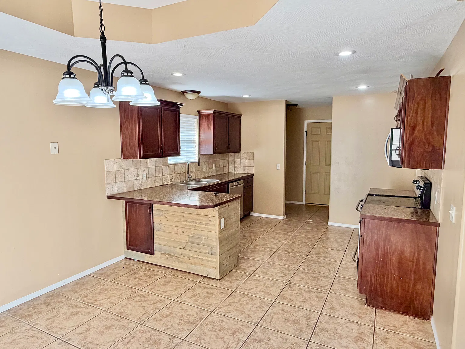 4 bed, 1728 sqft, $1,800 — Photo 4