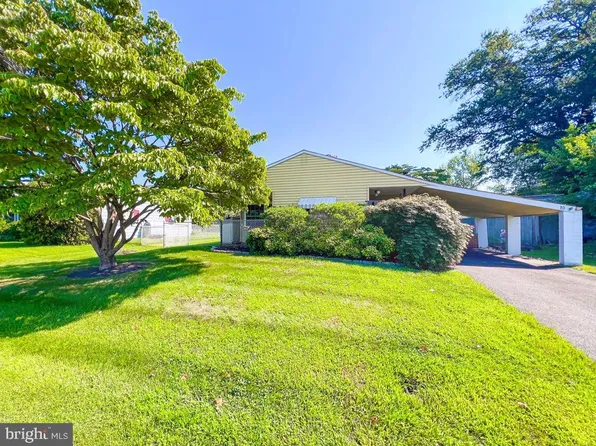 10 Mockorange Ln, Levittown, PA 19054