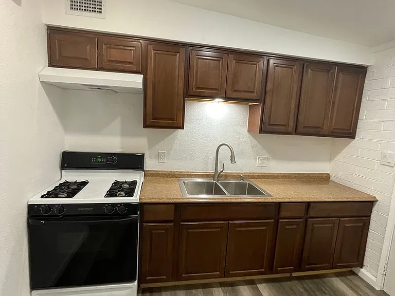 9361 W Polk St #4 — Photo 14