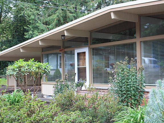 Duplex. Landlord maintains yard & landscaping.