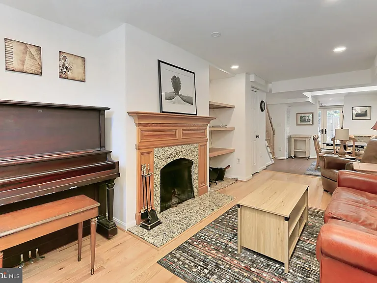 314 S Alfred St — Photo 4