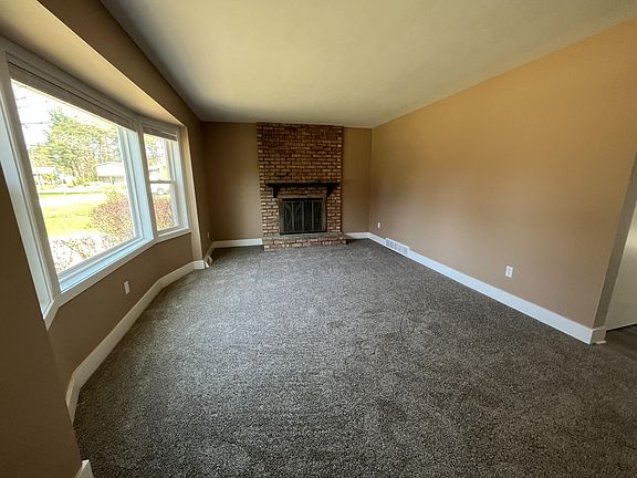 3rd image of 5058 Hillwood Ct SE