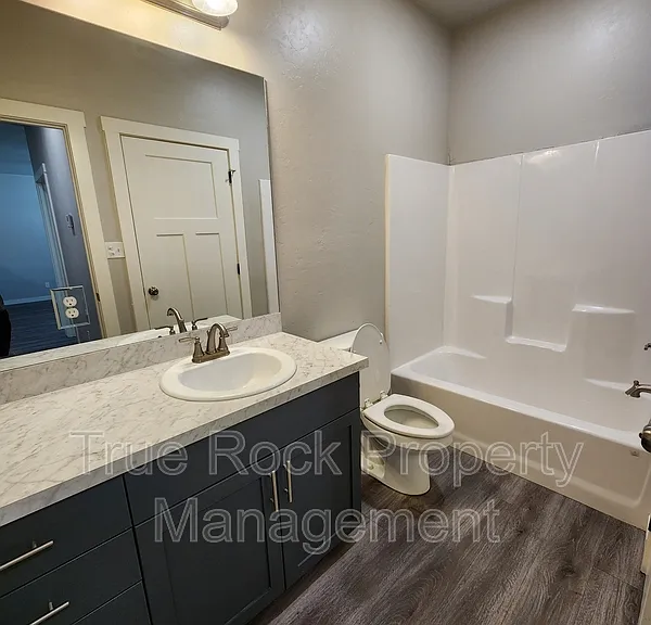219 S Hope St — Photo 7