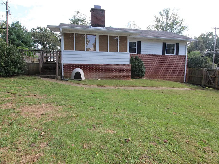 101 E Magnolia Ln — Photo 1