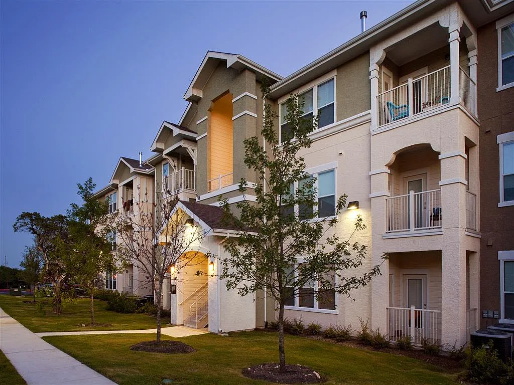 Encino Pointe — Photo 1