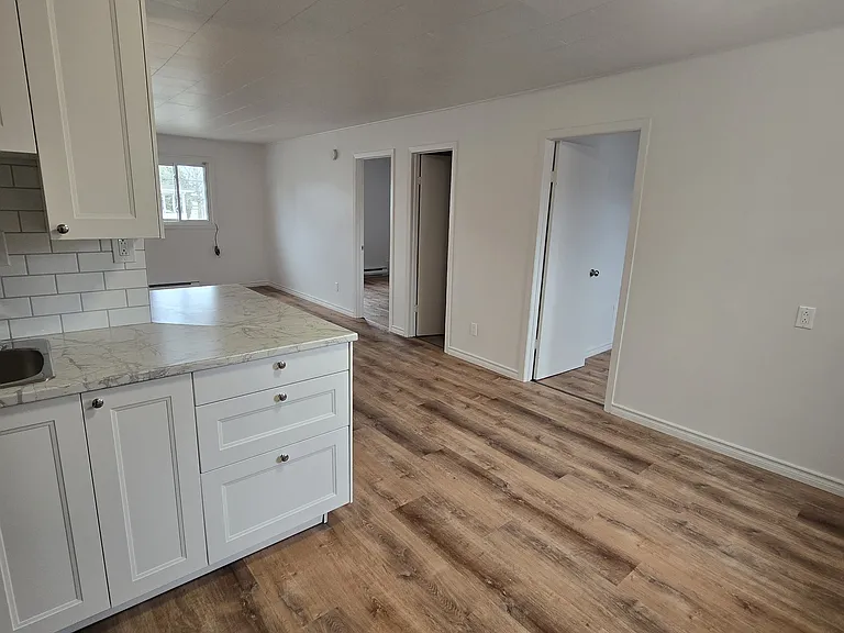 468 Clarence St — Photo 2