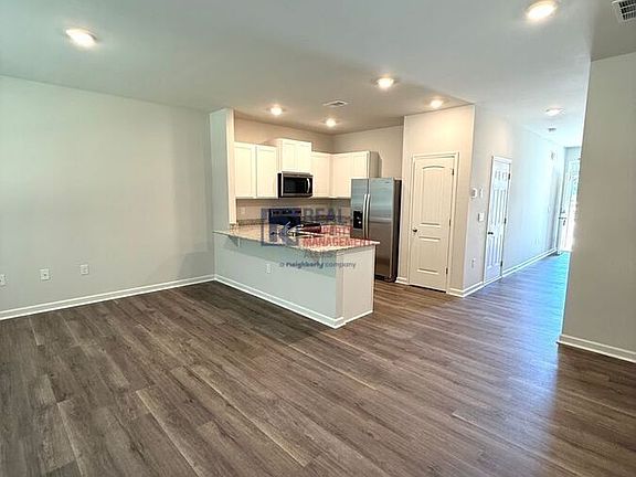5th image of 26 Silverbell Ln