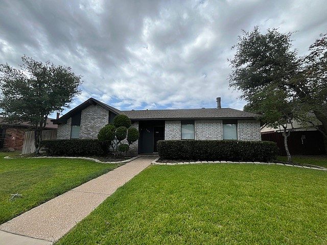 1st image of 800 Cambridge Dr