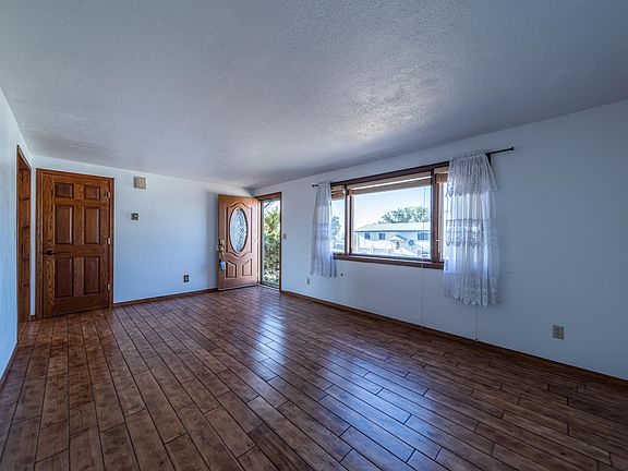 3rd image of 520 Sweetwater Cir
