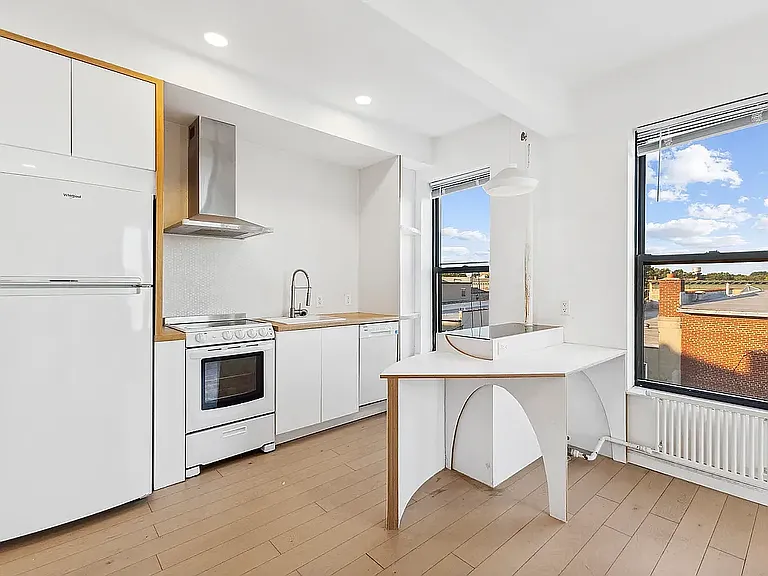 559 17th St #3R — Photo 3