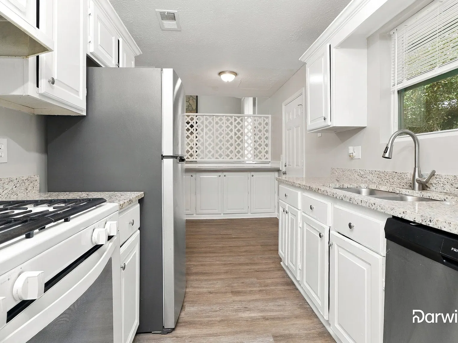 3 bed, 2.0 bath, 968 sqft, $1,885 — Photo 3