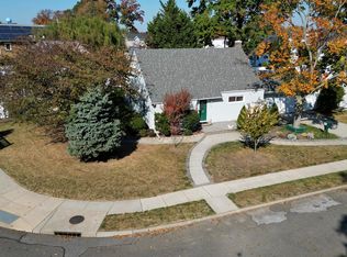 960 Holly Ct, Franklin Square, NY 11010