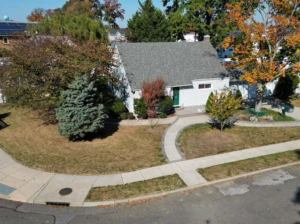 960 Holly Court, Franklin Square, NY 11010