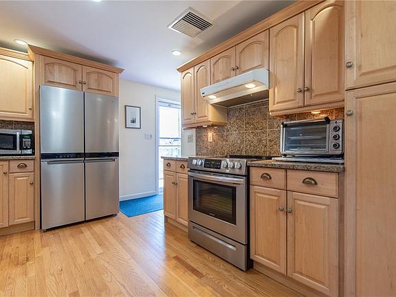 5th image of 153 Grove St