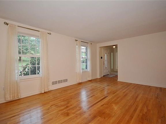 4th image of 966 Vista Glen Dr