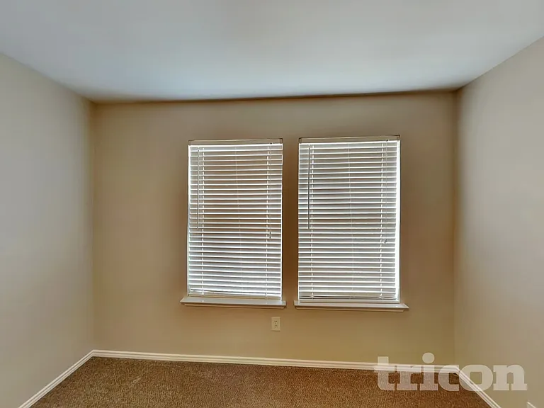 2338 Manchester Ln — Photo 14