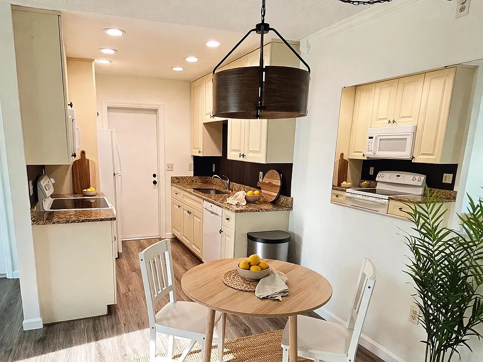 5800 Hollywood Blvd #323