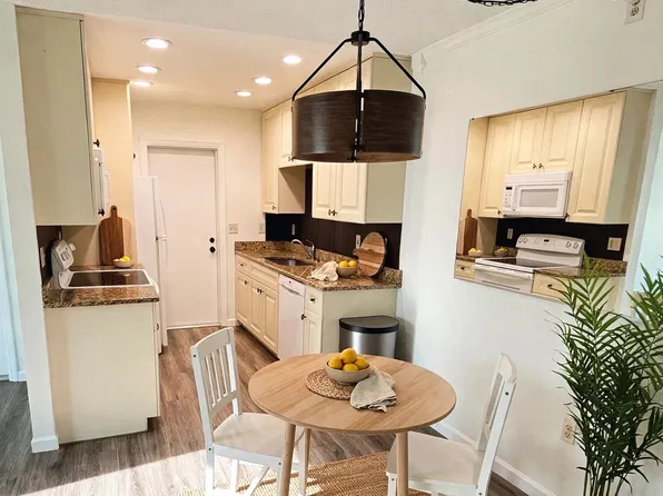 5800 Hollywood Blvd APT 323, Sarasota, FL 34231