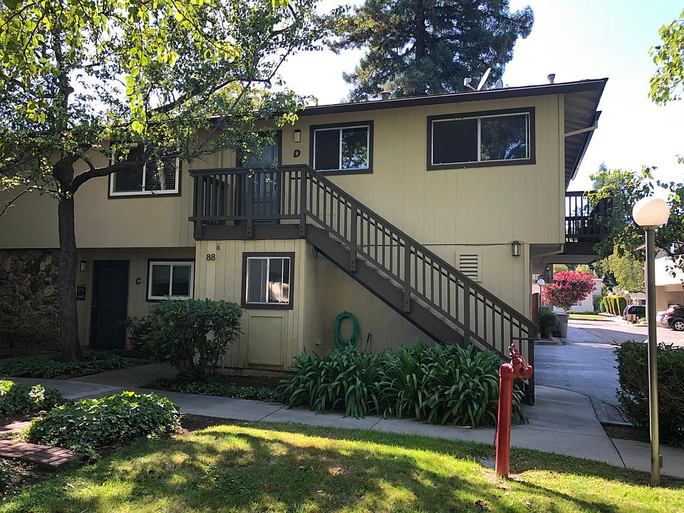 Independent End Unit, Private laundry underneath stairs