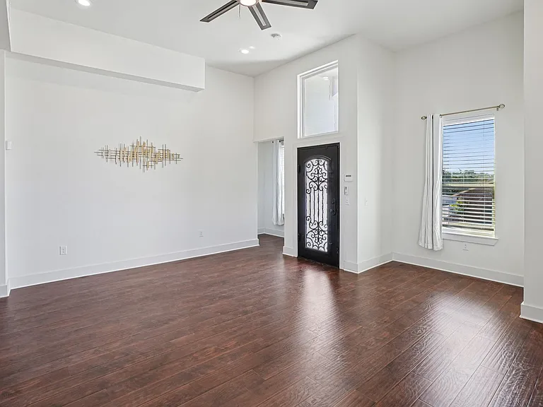 422 N Marlborough Ave — Photo 33