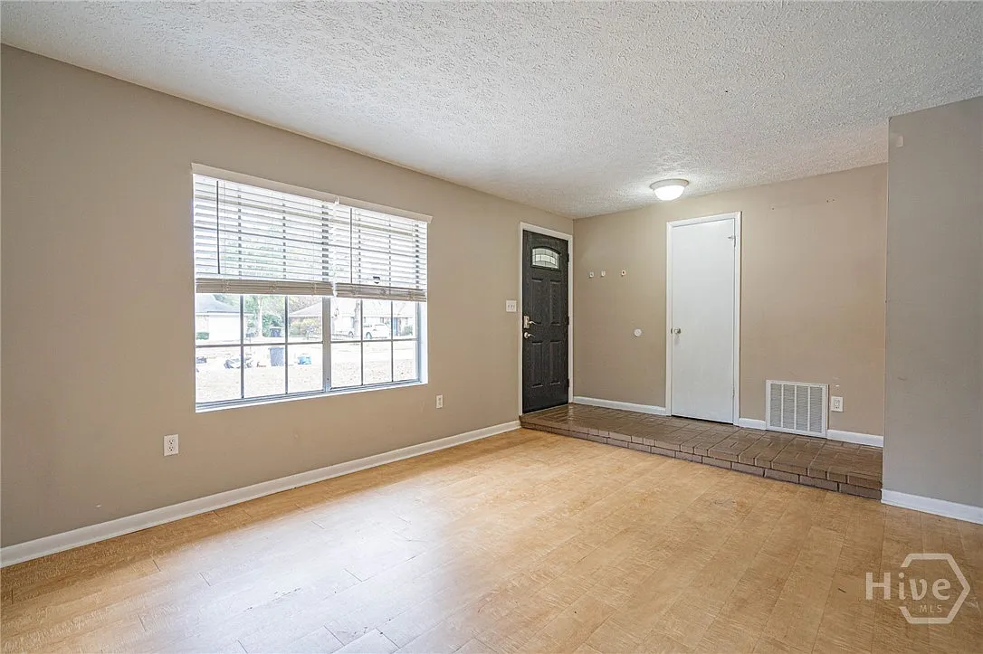 3 bed, 2.0 bath, 2016 sqft, $2,300 — Photo 4