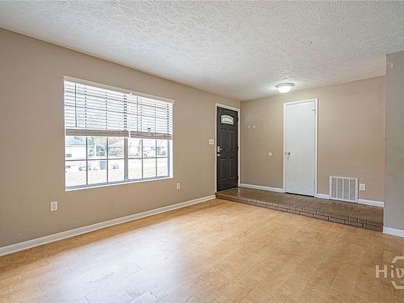 4th image of 17 Oxford Ct