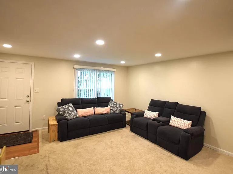 6560 Lochleigh Ct — Photo 2