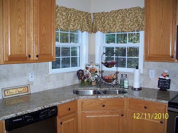 Granite, Tile, Stainless Steel Appliances