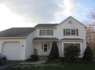 2 Idlewood Dr, Dallas, PA 18612