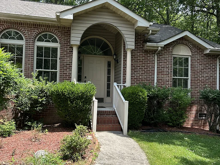 129 Ivy Ln — Photo 3