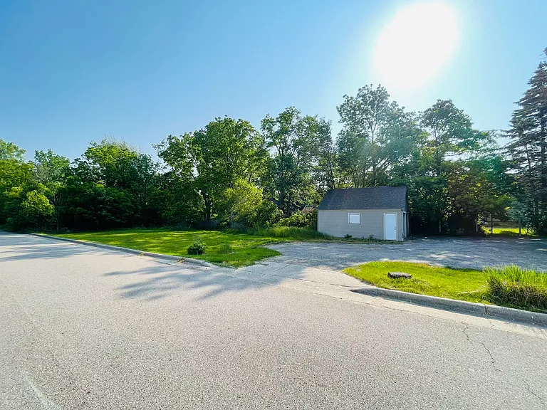 1323 Leonard St NE — Photo 8