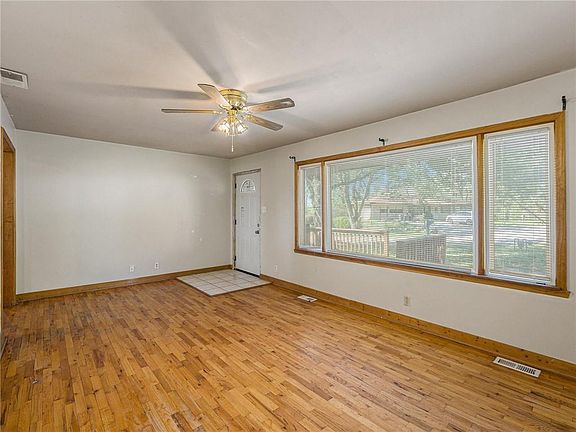 4th image of 6711 Montana Ave