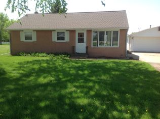 1204 N Center Point Rd, Hiawatha, IA 52233
