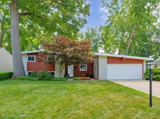 2419 Avondale St W, Sylvan Lake, MI 48320