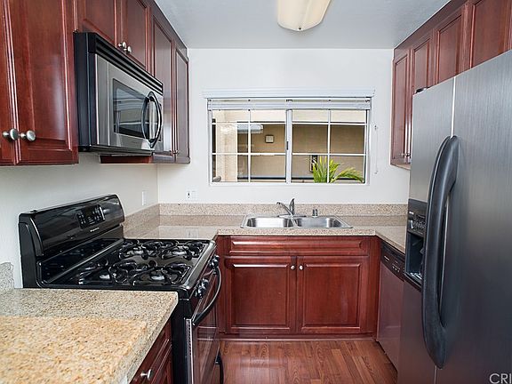 3rd image of 5540 Owensmouth Ave APT 304