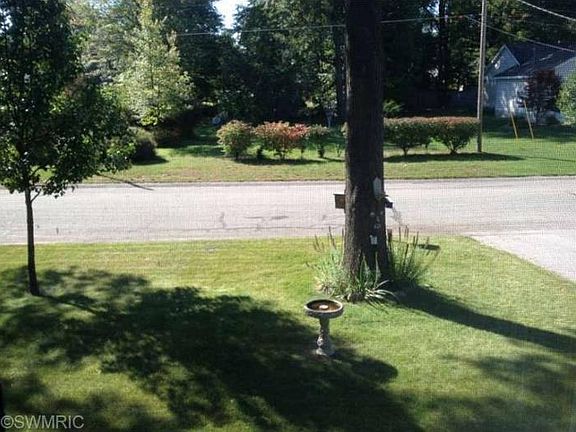 View of front yard