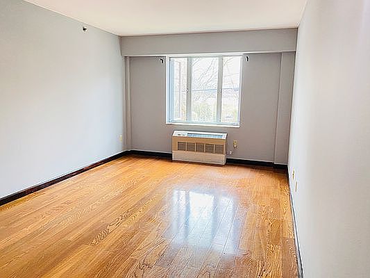 4th image of 6434 Grand Central Pkwy #C
