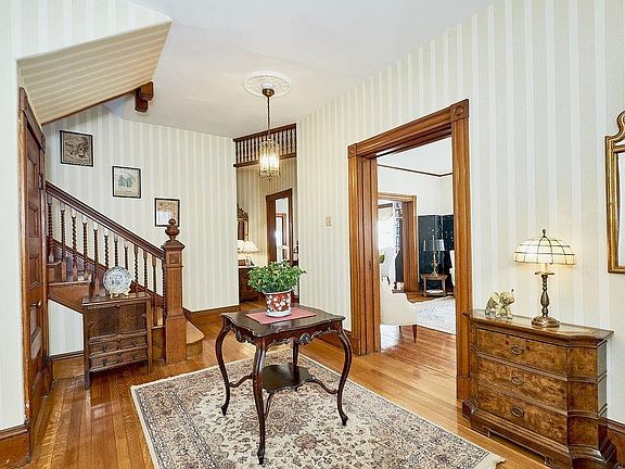 4th image of 31 Washington St