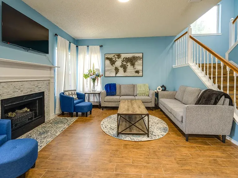 305 Indian Trail Ln — Photo 2