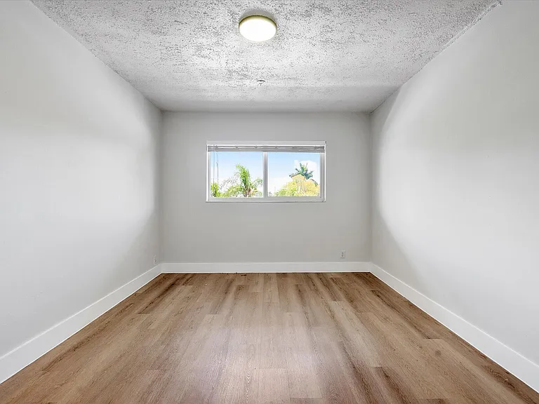 720 NE 7th St #9 — Photo 22