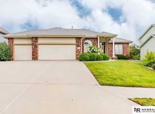5206 Woodlane Dr, Papillion, NE 68133