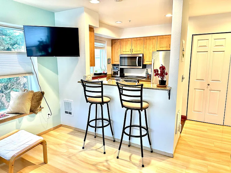 712 E Denny Way — Photo 2