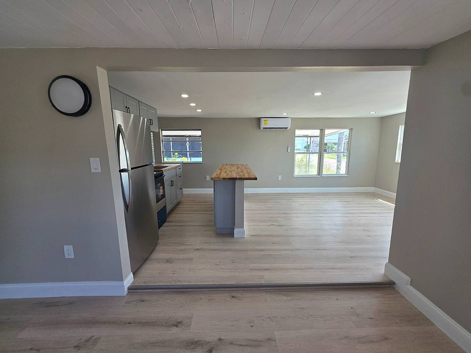 1st image of 10501 Bay St NE #306